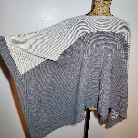 Lululemon It All Lines Up Poncho - Picture 5 of 15